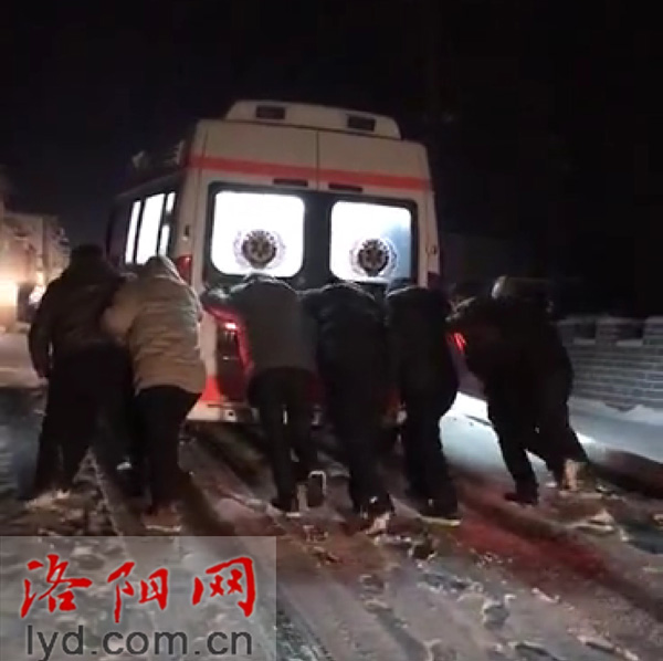 冰雪夜，这8个推救护车的背影好暖！